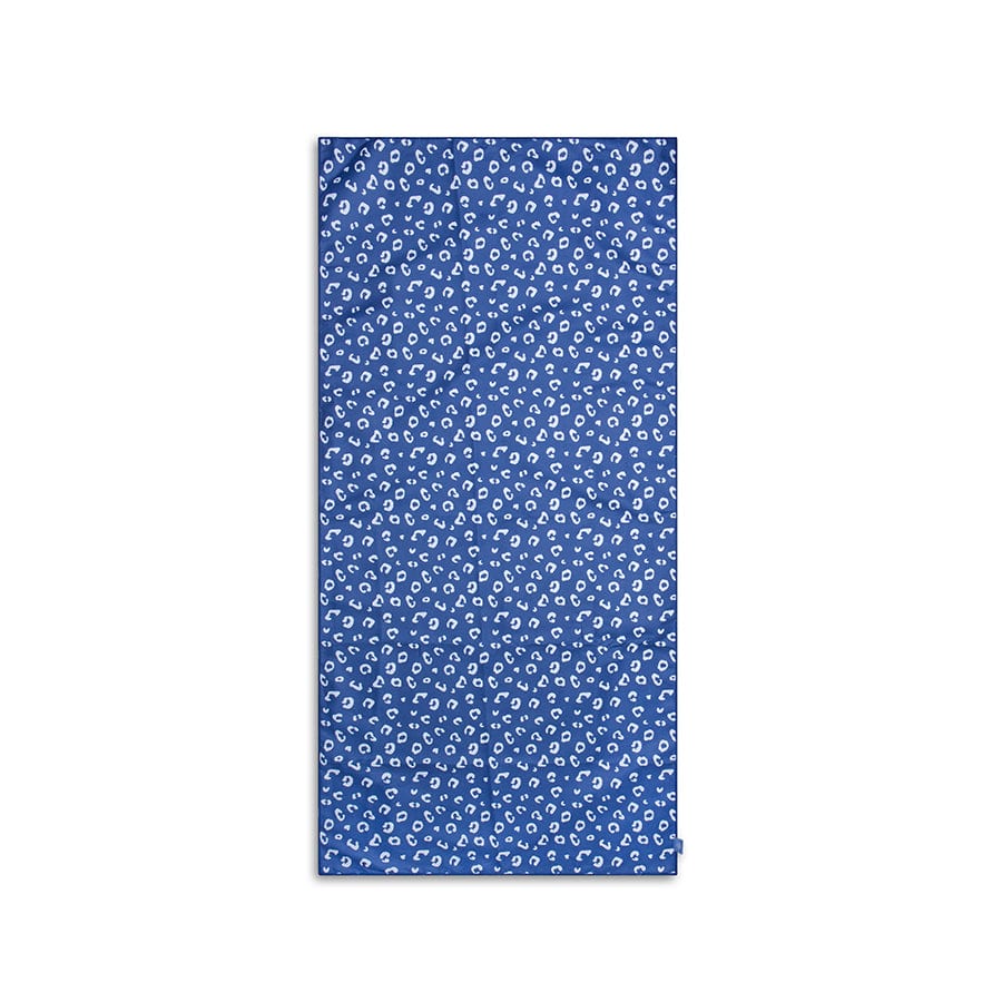 microvezel-handdoek-blauw-panterprint-135x65-cm-swim-essentials-1