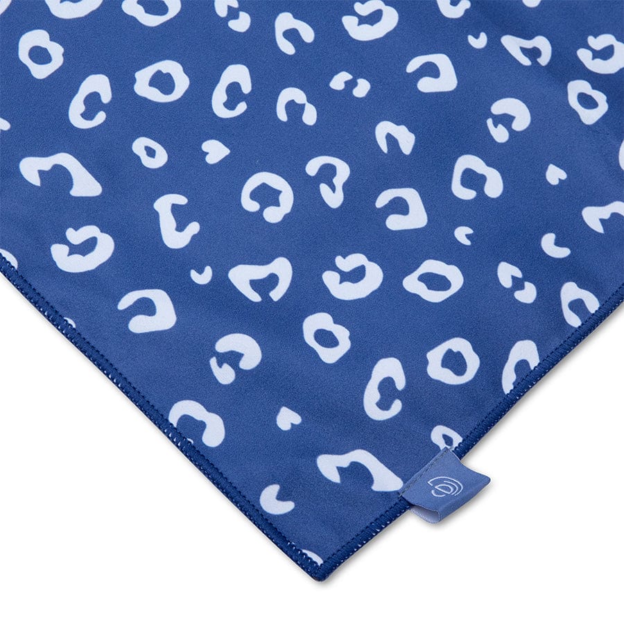 microvezel-handdoek-blauw-panterprint-135x65-cm-swim-essentials-2