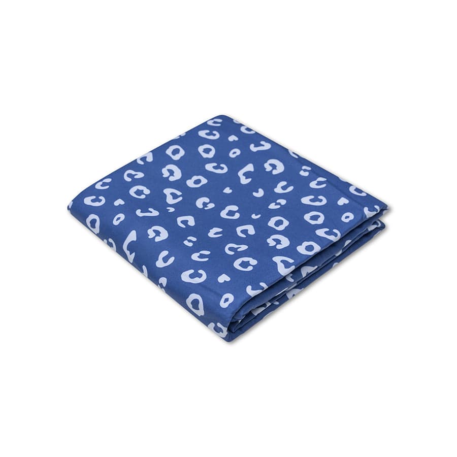 microvezel-handdoek-blauw-panterprint-180x90-cm-swim-essentials-2