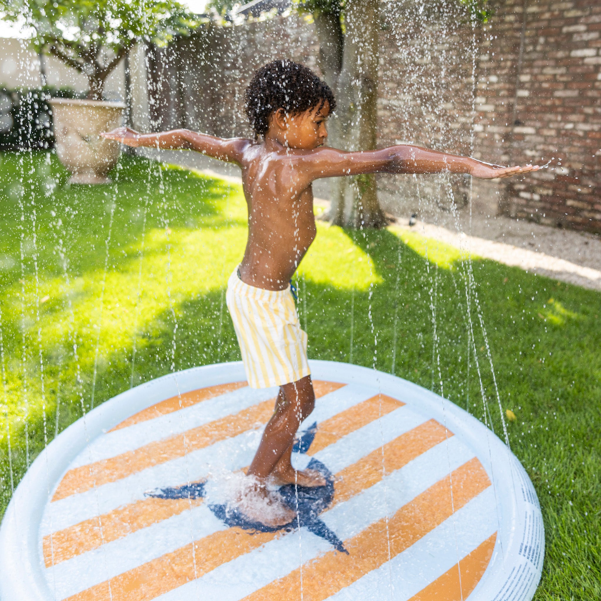 Opblaasbare Watersproeier - Meerkleurig - Tropic Shark - Ø 150 cm